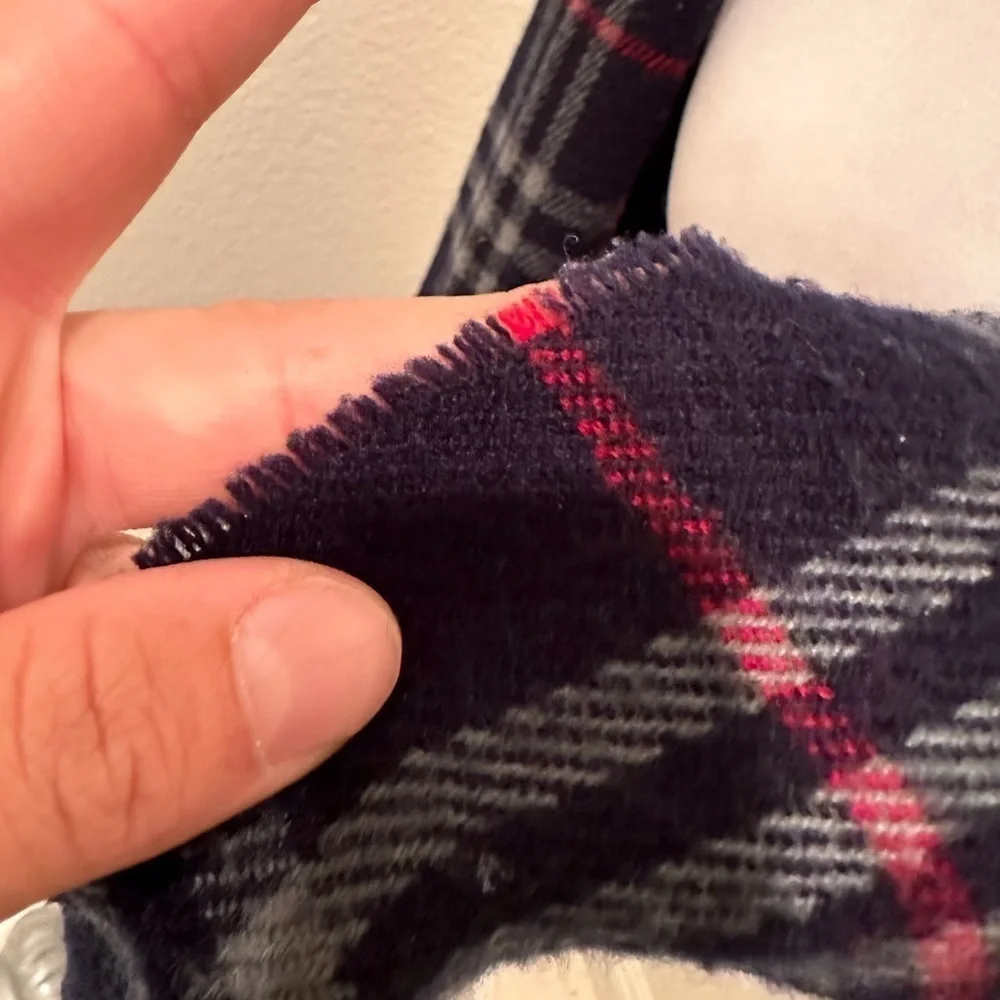 MEN OR WOMEN BURBERRYS NAVY BLUE SCARF 100% LAMBSWOOL​​​​​​